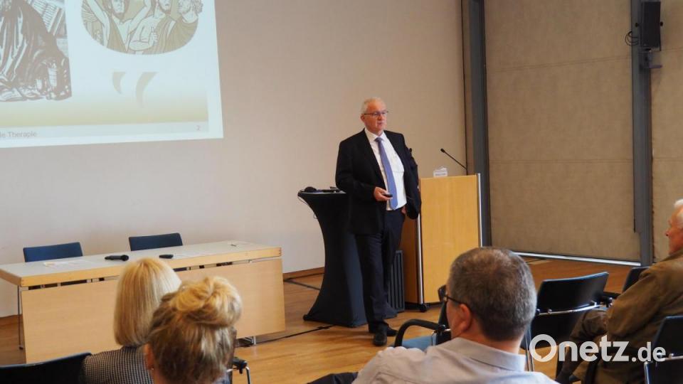 Chefärzte zum Anfassen, zum Beispiel Professor Dr. Karl-Heinz Dietl. Bild: Bühner