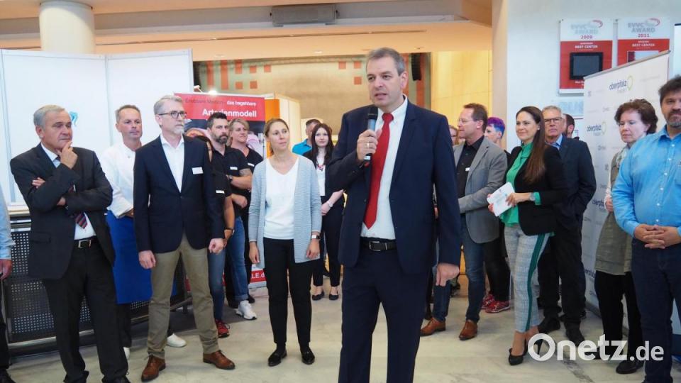 Der Ärztliche Direktor der Kliniken Oberpfalz AG, Dr. Thomas Egginger, eröffnet zusammen mit Ehrengästen die Gesundheitsmesse 2019. Bild: Bühner