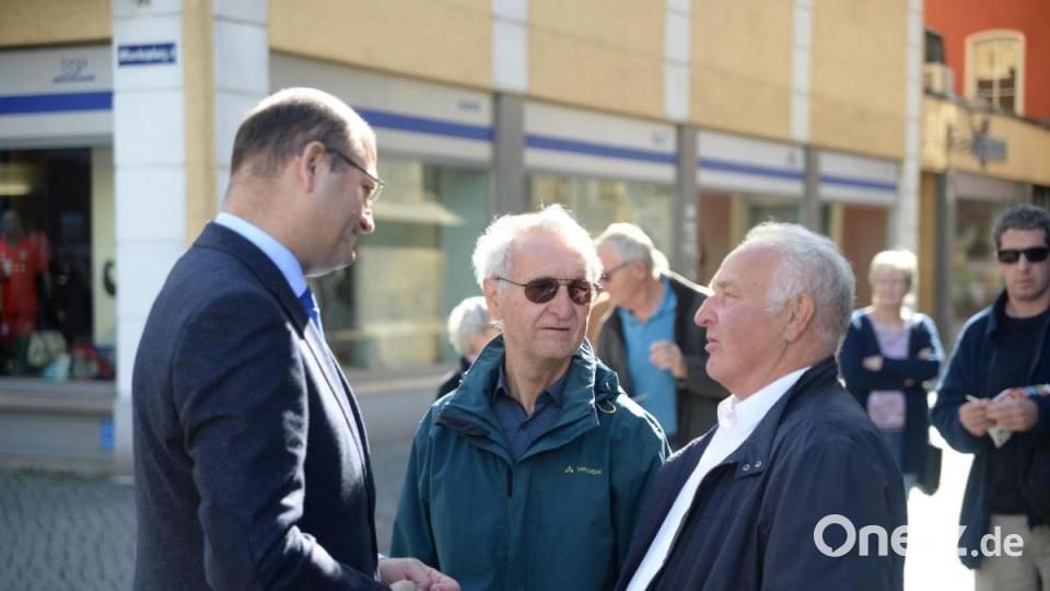 Heimatminister Füracker (links) im Gespräch mit Bürgern. Bild: Andreas Brückmann