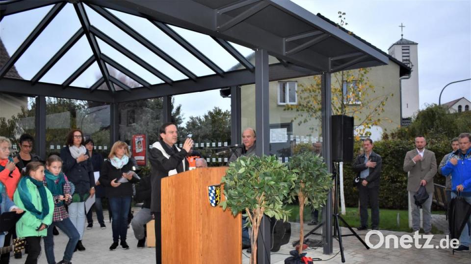 Mit einem Festakt wird der Abschluss der Dorferneuerung in Hütten gefeiert. Der Grafenwöhrer Stadtpfarrer Bernhard Müller segnet das Werk. Bild: rgr