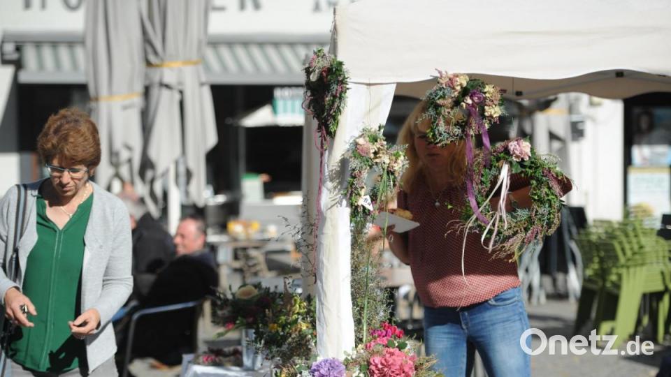 Blumengestecke hatten die Marktleute im Angebot. Bild: Andreas Brückmann