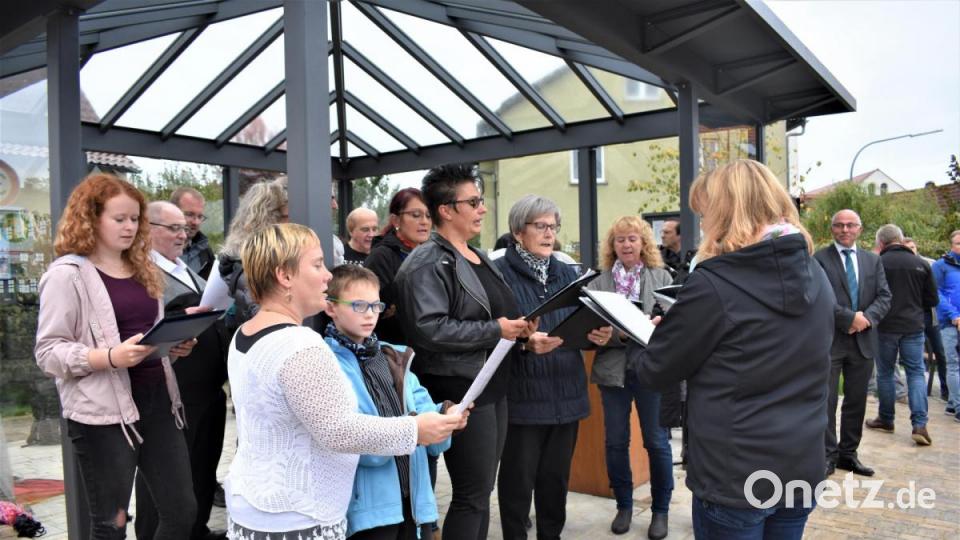 Der Chor "Choralle" singt "Hüttn is schey". Leiterin Sabine Braun hat das Lied getextet. Bild: rgr