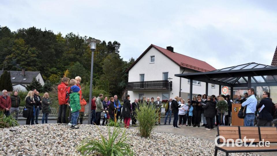 Mit einem Festakt wird der Abschluss der Dorferneuerung in Hütten gefeiert. Bild: rgr