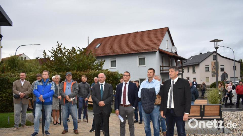 Mit einem Festakt wird der Abschluss der Dorferneuerung in Hütten gefeiert. Bild: rgr