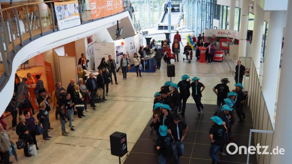 Line-Dancer im Foyer der Max-Reger-Halle. Bild: Bühner