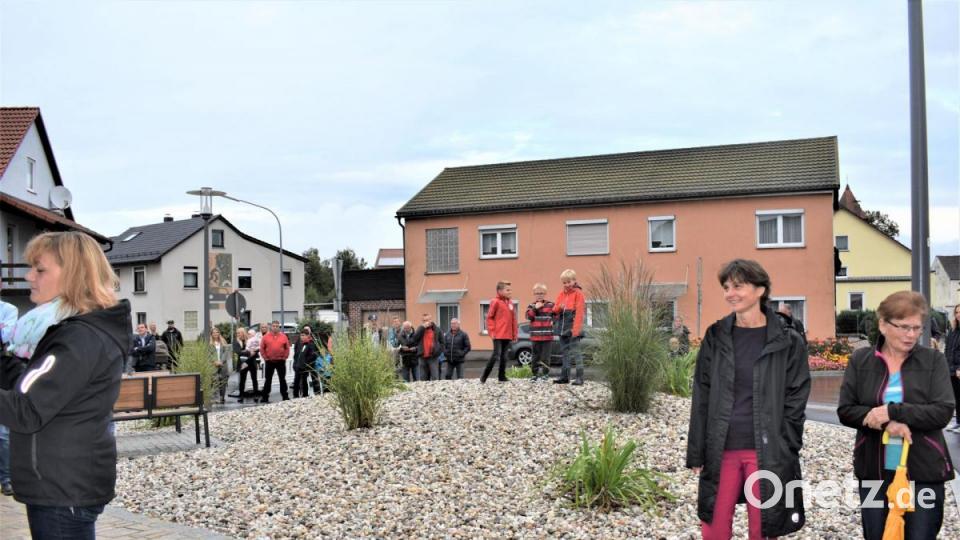 Mit einem Festakt wird der Abschluss der Dorferneuerung in Hütten gefeiert. Bild: rgr