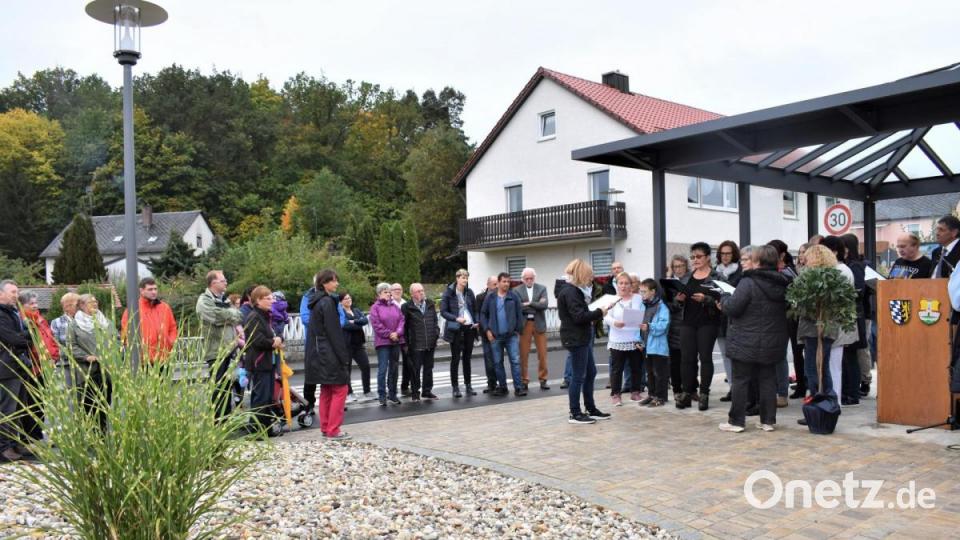 Mit einem Festakt wird der Abschluss der Dorferneuerung in Hütten gefeiert. Bild: rgr