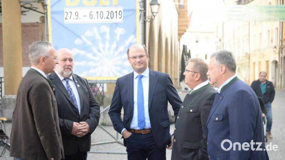 Minister Füracker (Mitte) war zur Eröffnung der Genuss- und Heimatwochen nach Amberg gekommen. Bild: Andreas Brückmann