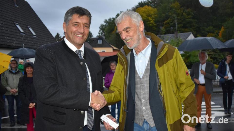 Architekt Hannes Oberndorfer (rechts) übergibt Bürgermeister Edgar Knobloch den Schlüssel für einen Felsenkeller. Bild: rgr