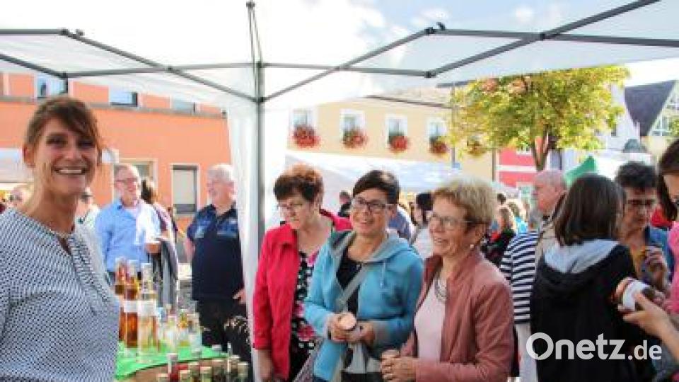 Sandra Stengel-Rewitzer freut sich, dass ihre Wildkräuterprodukte das Interesse der Besucher geweckt haben. Bild: prh