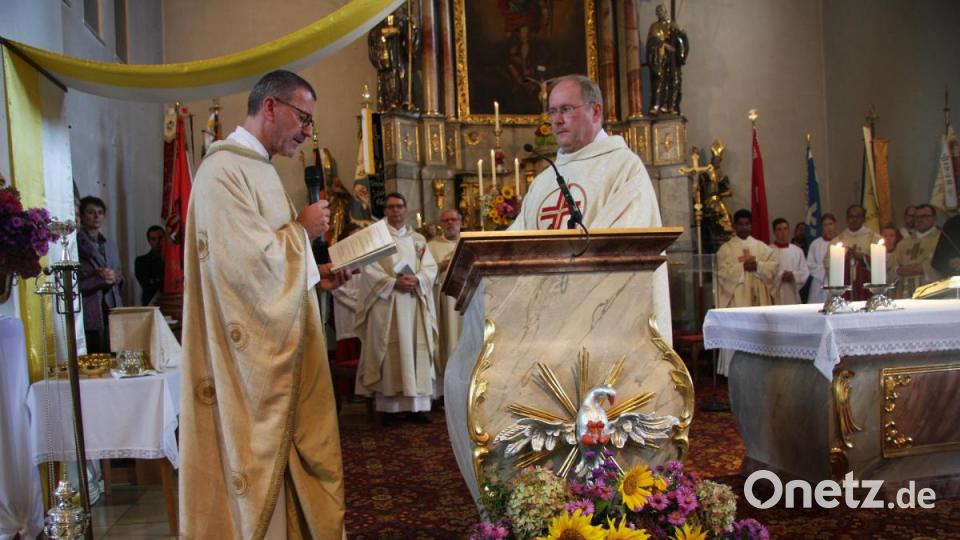 Während des Gottesdienstes stellte Dekan Vogl die Wirkungstätten - hier den Ambo - Pfarrer Nees (rechts) vor. Bild: wro