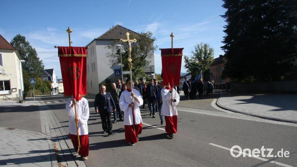 Den Kirchenzug führten die Wiesauer und Falkenberger Ministranten an. Bild: wro