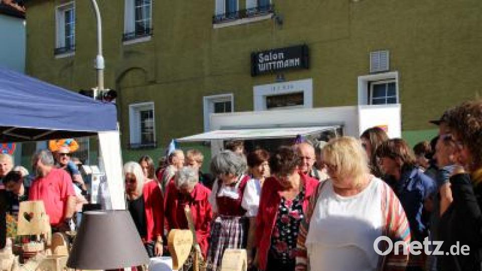 Großes Interesse zeigen die Besucher des Bauernmarkts an den Holzobjekten von Petra Schwendner und Tim Gluch. Bild: prh