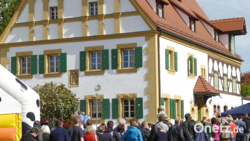 Lange Warteschlangen bilden sich schon vor der eigentlichen Hoffest-Eröffnung vor dem Verkaufsstand für das Mittagessen. Bild: Schönberger, Ferdinand [fsb]