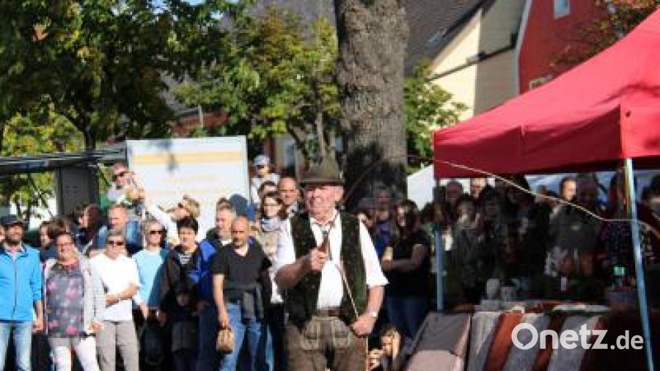 Die Schlecherer Goißlschnalzer setzen den Schlusspunkt unter eine gelungene Veranstaltung mit einem abwechslungsreichen Rahmenprogramm mit Musik und Tanzeinlagen. Bild: prh