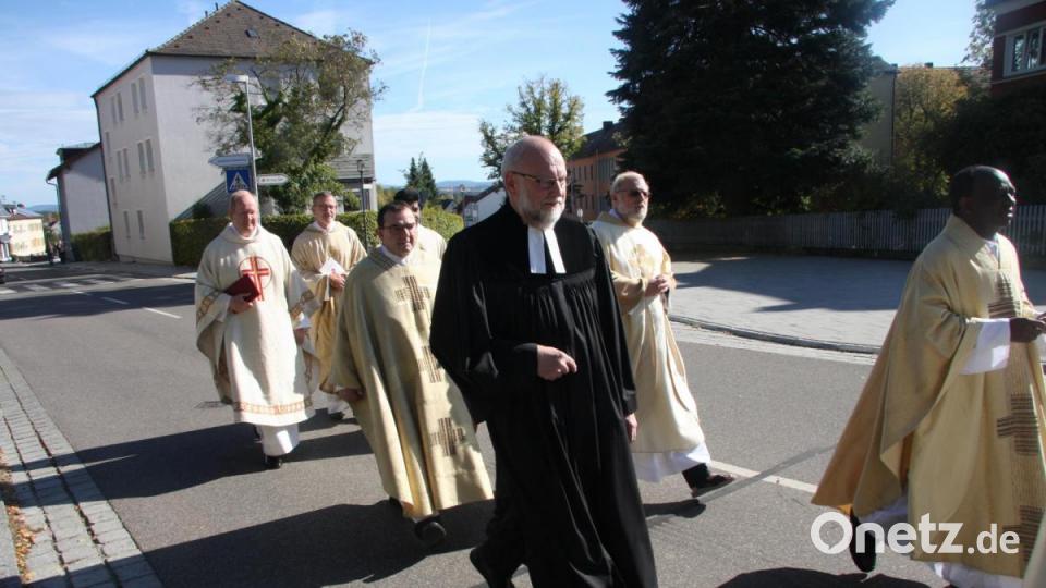 Begleitet wurde Markus Nees (ganz links) von mehreren Geistlichen, darunter auch der evangelische Pfarrer Martin Schlenk (vorne links). Bild: wro