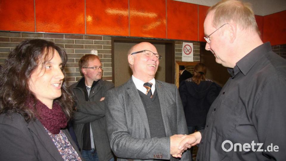 Nach dem Gottesdienst bot sich die Möglichkeit, dem neuen Pfarrer die Hand zu schütteln. Gekommen waren auch viele Falkenberger. Bild: wro