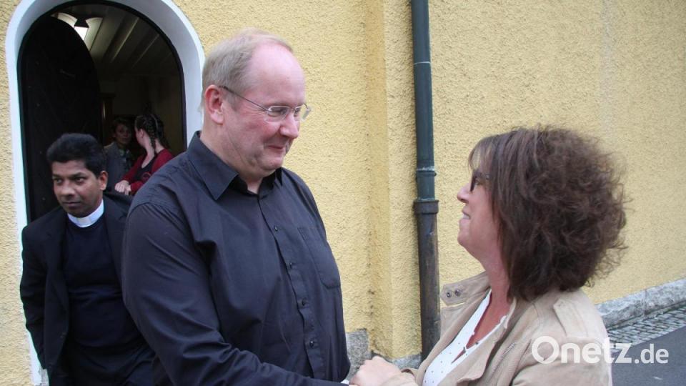 Nach der Festmesse bot sich die Gelegenheit, den neuen Pfarrer persönlich zu begrüßen. Als eine der Ersten gratulierte Pfarrsekretärin Alexandra Malzer. Bild: wro
