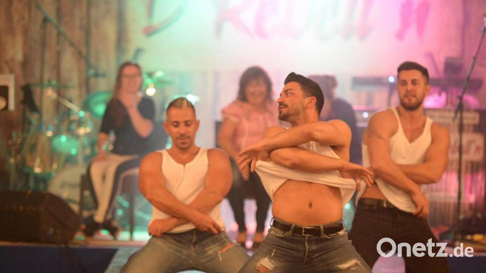 Erstmalig fand eine Männerstripshow im Rahmen des Damenabends auf der Amberger Dult statt. Die drei Herren aus Nürnberg sorgten bei den Damen für gute Stimmung. Bild: Andreas Brückmann