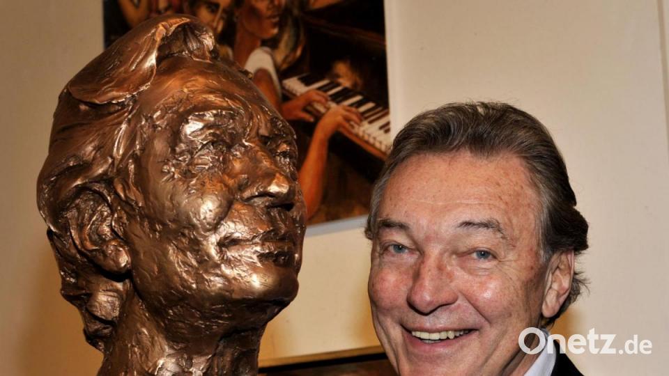 Der tschechische Sänger Karel Gott steht in der Galerie Mensing neben einer Abbildung seines Kopfes aus Bronze vom tschechischen Bildhauer J. Nalepa. Bild: Ursula Düren/dpa