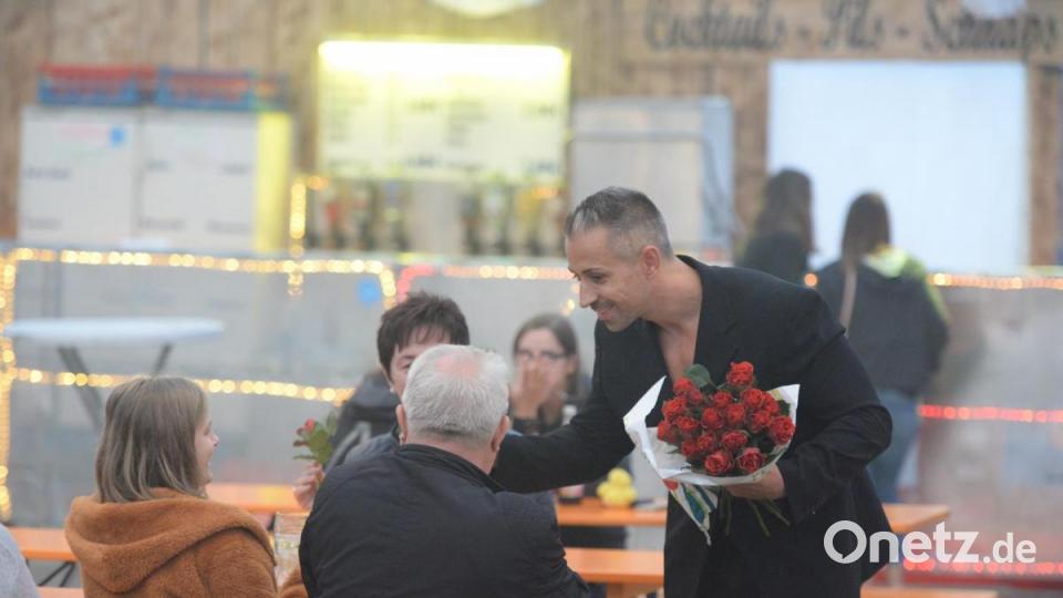 Erstmalig fand eine Männerstripshow im Rahmen des Damenabends auf der Amberger Dult statt. Die drei Herren aus Nürnberg sorgten bei den Damen für gute Stimmung. Bild: Andreas Brückmann