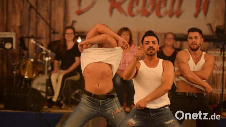 Erstmalig fand eine Männerstripshow im Rahmen des Damenabends auf der Amberger Dult statt. Die drei Herren aus Nürnberg sorgten bei den Damen für gute Stimmung. Bild: Andreas Brückmann
