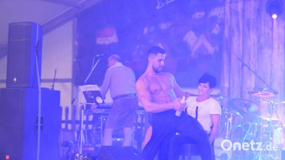 Erstmalig fand eine Männerstripshow im Rahmen des Damenabends auf der Amberger Dult statt. Die drei Herren aus Nürnberg sorgten bei den Damen für gute Stimmung. Bild: Andreas Brückmann