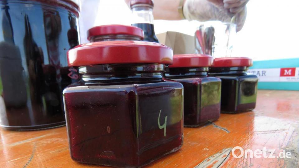 Die dunklen Marmeladen und Gelees sind, auch mit anderem Obst gemischt, ein Gaumenschmauß. Bild: ubb