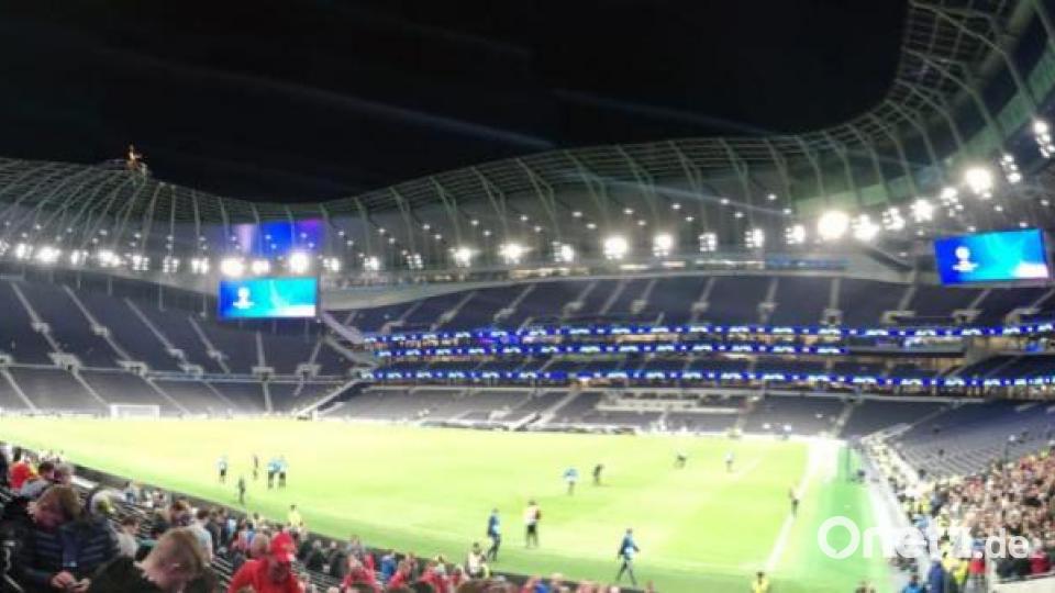 Oberpfälzer Fans feiern das Schützenfest des FC Bayern bei Tottenham Hotspur. Bild: mr