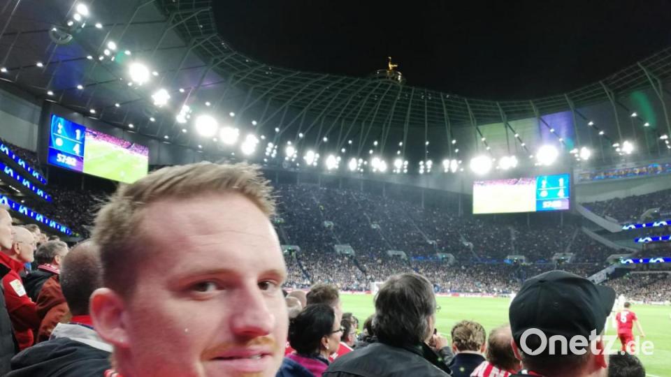 Oberpfälzer Fans feiern das Schützenfest des FC Bayern bei Tottenham Hotspur. Bild: mr