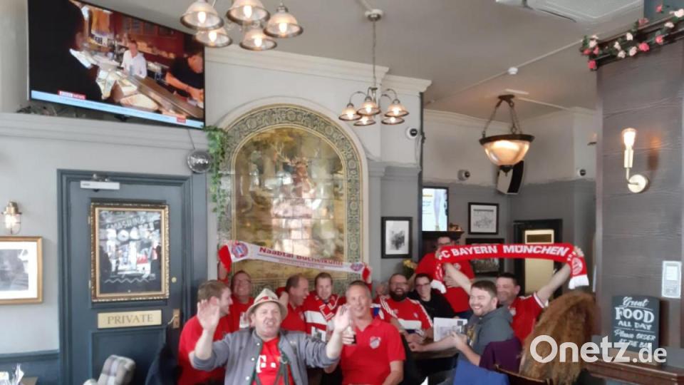 Fußballfans aus der Oberpfalz feiern das Schützenfest in Tottenham. Der FC Bayern besiegte Tottenham Hotspur am zweiten Spieltag der Champions-League mit 7:2. Bild: mr
