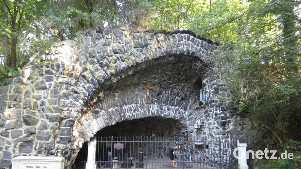 Die Lourdesgrotte bei Waldsassen gibt es nun seit über 110 Jahren. In diesem Zeitraum wurde sie auch restauriert. Ehrenamtliche Helfer kümmern sich um die Grotte, reinigen sie und halten den Ort sauber. Bild: ubb