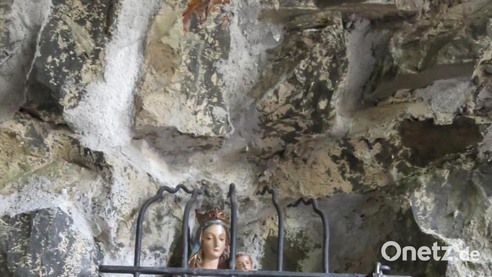 Insgesamt vier Marienfiguren sind in der Grotte. Außer der großen Figur oben im Felsen gibt es noch diese kleine Abbildung hinter Gittern sowie zwei weitere Maria-Figuren, die auf dem Boden der Grotte stehen. Bild: ubb