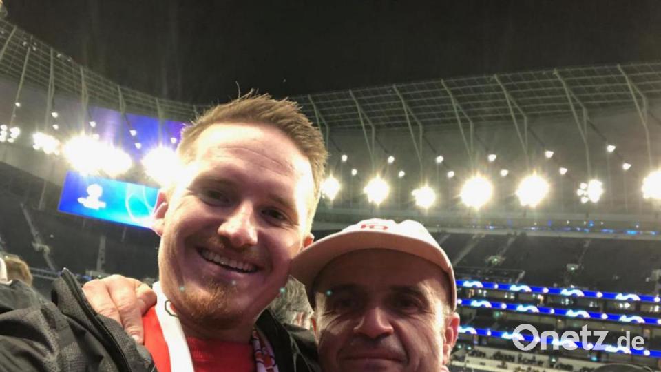 Oberpfälzer Fans feiern das Schützenfest des FC Bayern gegen Tottenham Hotspur. Bild: mr