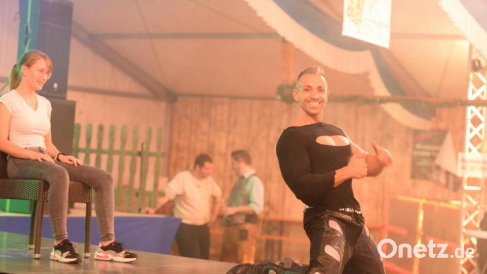 Erstmalig fand eine Männerstripshow im Rahmen des Damenabends auf der Amberger Dult statt. Die drei Herren aus Nürnberg sorgten bei den Damen für gute Stimmung. Bild: Andreas Brückmann