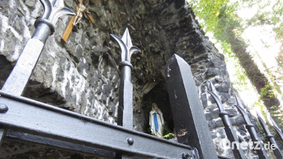 Zwar gibt es einen Eisengitterzaun. Aber das Tor ist während des Tages für Gläubige, die beten wollen oder meditieren, geöffnet. Bild: ubb