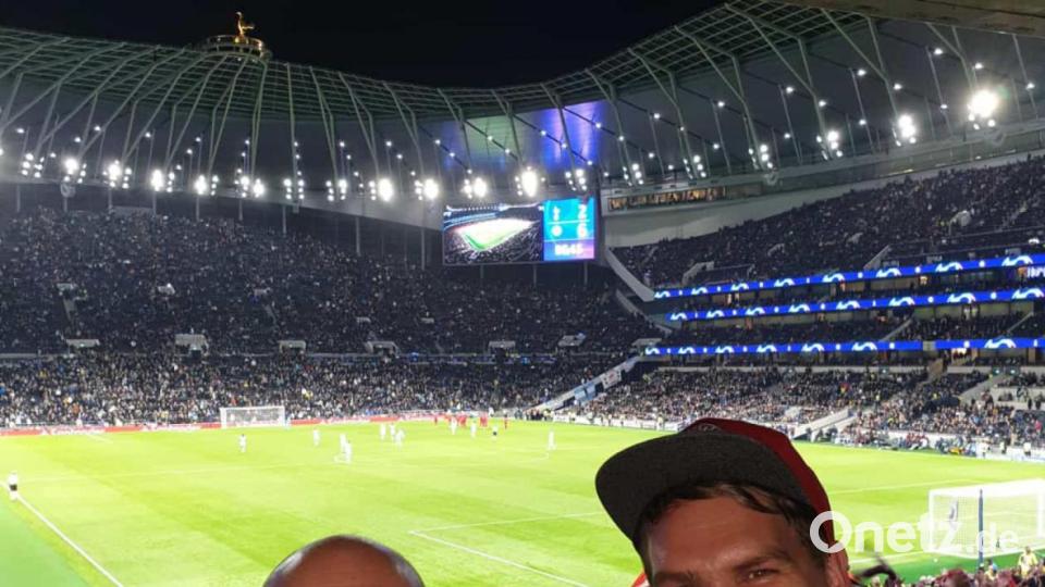 Oberpfälzer Fans feiern das Schützenfest des FC Bayern bei Tottenham Hotspur. Bild: mr