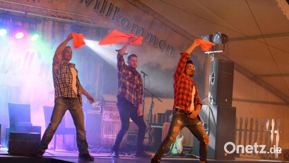 Erstmalig fand eine Männerstripshow im Rahmen des Damenabends auf der Amberger Dult statt. Die drei Herren aus Nürnberg sorgten bei den Damen für gute Stimmung. Bild: Andreas Brückmann