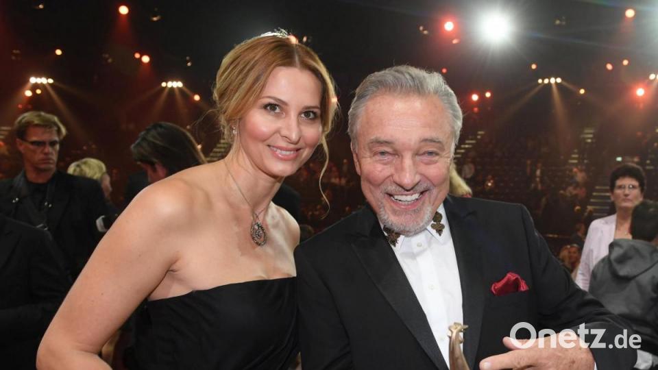 Der tschechische Sänger Karel Gott zeigt neben seiner Frau Ivana nach der 23. Verleihung des Medienpreises «Goldene Henne» seine Auszeichnung. Bild: Hendrik Schmidt/dpa
