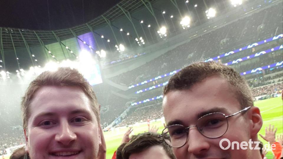 Fußballfans aus der Oberpfalz feiern das Schützenfest in Tottenham. Der FC Bayern besiegte Tottenham Hotspur am zweiten Spieltag der Champions-League mit 7:2. Bild: mr