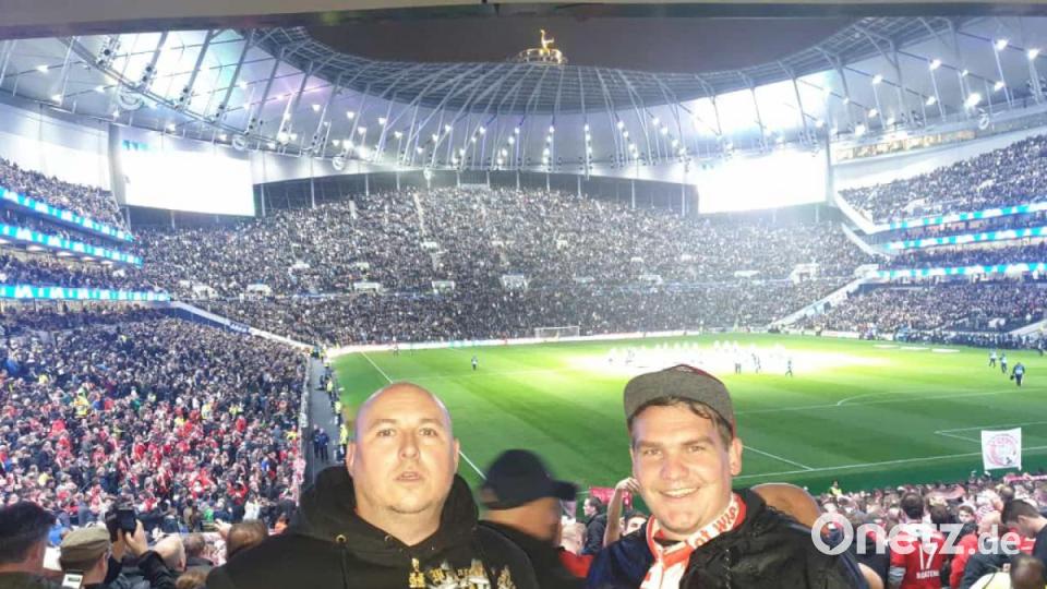 Fußballfans aus der Oberpfalz feiern das Schützenfest in Tottenham. Der FC Bayern besiegte Tottenham Hotspur am zweiten Spieltag der Champions-League mit 7:2. Bild: mr