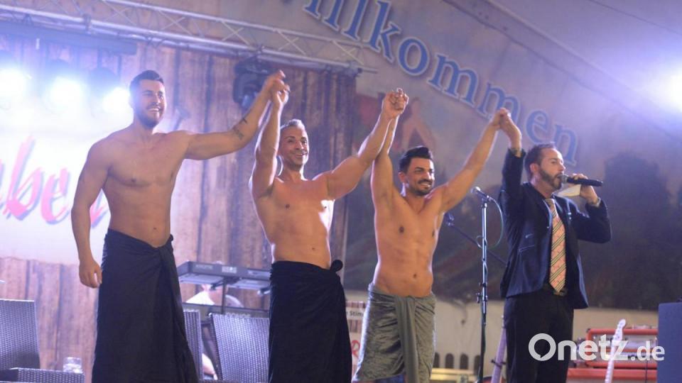 Erstmalig fand eine Männerstripshow im Rahmen des Damenabends auf der Amberger Dult statt. Die drei Herren aus Nürnberg sorgten bei den Damen für gute Stimmung. Bild: Andreas Brückmann