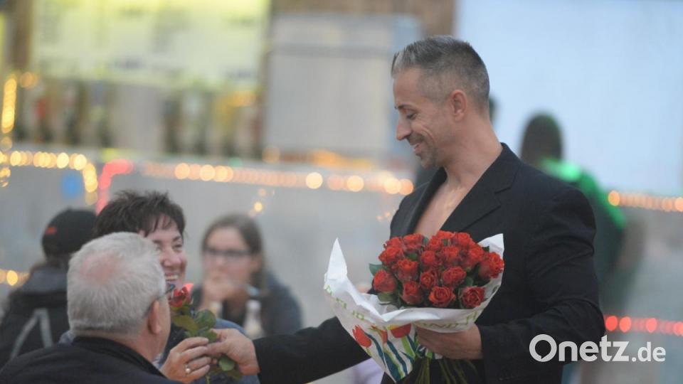 Erstmalig fand eine Männerstripshow im Rahmen des Damenabends auf der Amberger Dult statt. Die drei Herren aus Nürnberg sorgten bei den Damen für gute Stimmung. Bild: Andreas Brückmann