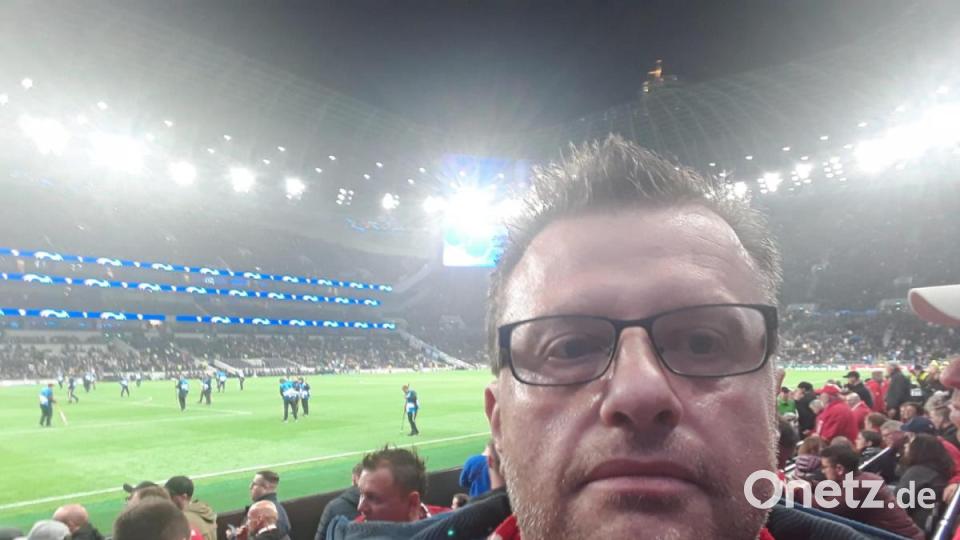 Oberpfälzer Fans feiern das Schützenfest des FC Bayern gegen Tottenham Hotspur. Bild: mr