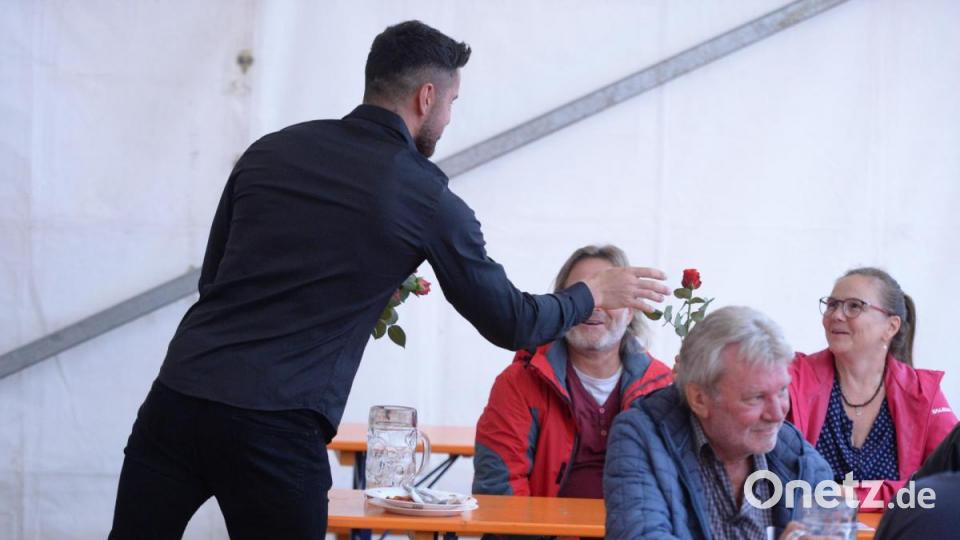 Erstmalig fand eine Männerstripshow im Rahmen des Damenabends auf der Amberger Dult statt. Die drei Herren aus Nürnberg sorgten bei den Damen für gute Stimmung. Bild: Andreas Brückmann
