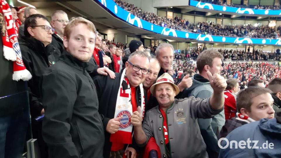 Fußballfans aus der Oberpfalz feiern das Schützenfest in Tottenham. Der FC Bayern besiegte Tottenham Hotspur am zweiten Spieltag der Champions-League mit 7:2. Bild: mr