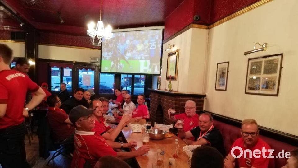 Oberpfälzer Fans feiern das Schützenfest des FC Bayern gegen Tottenham Hotspur. Bild: mr