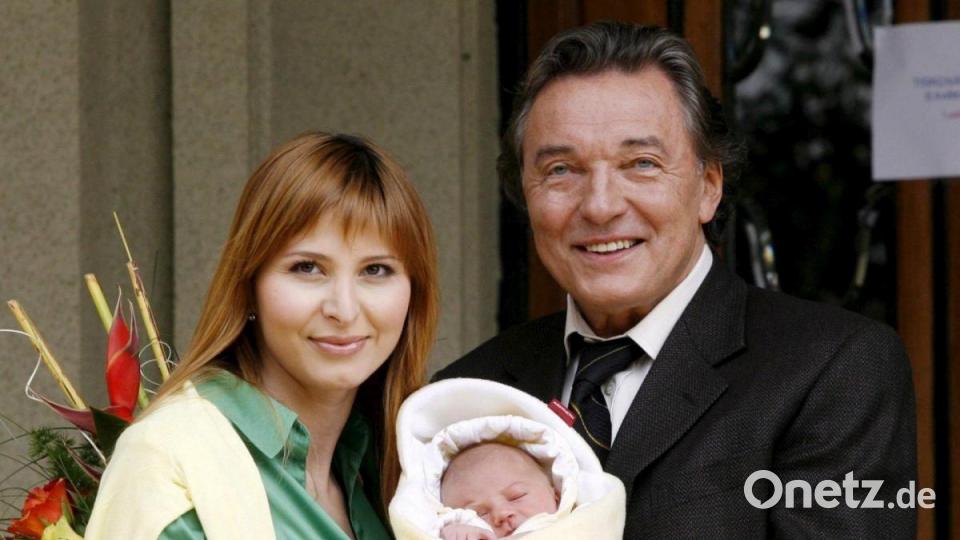 Der tschechische Sänger Karel Gott und seine Lebensgefährtin Ivana Machackova stellen ihre neugeborene Tochter Charlotte vor der Prager Klinik Podoli vor. Bild: epa/dpa