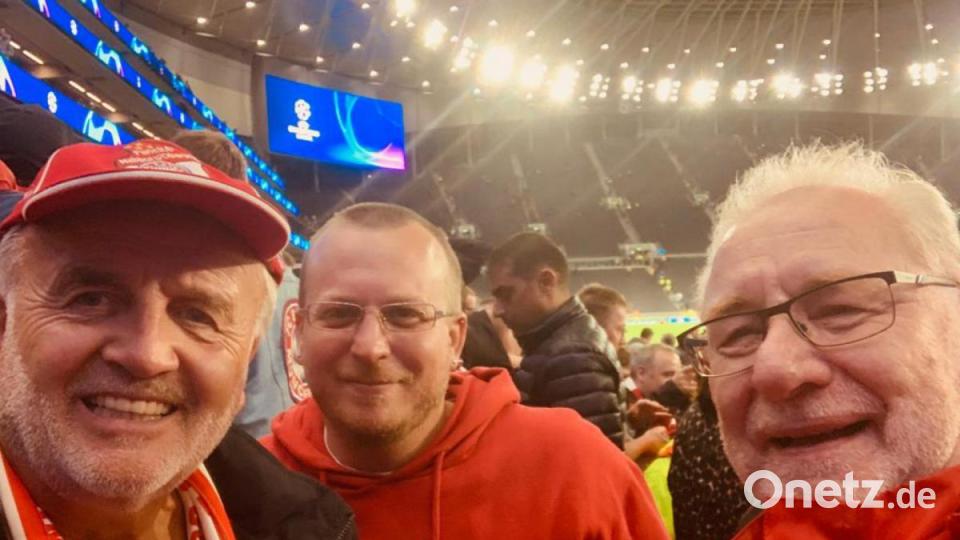 Oberpfälzer Fans feiern das Schützenfest des FC Bayern gegen Tottenham Hotspur. Bild: mr