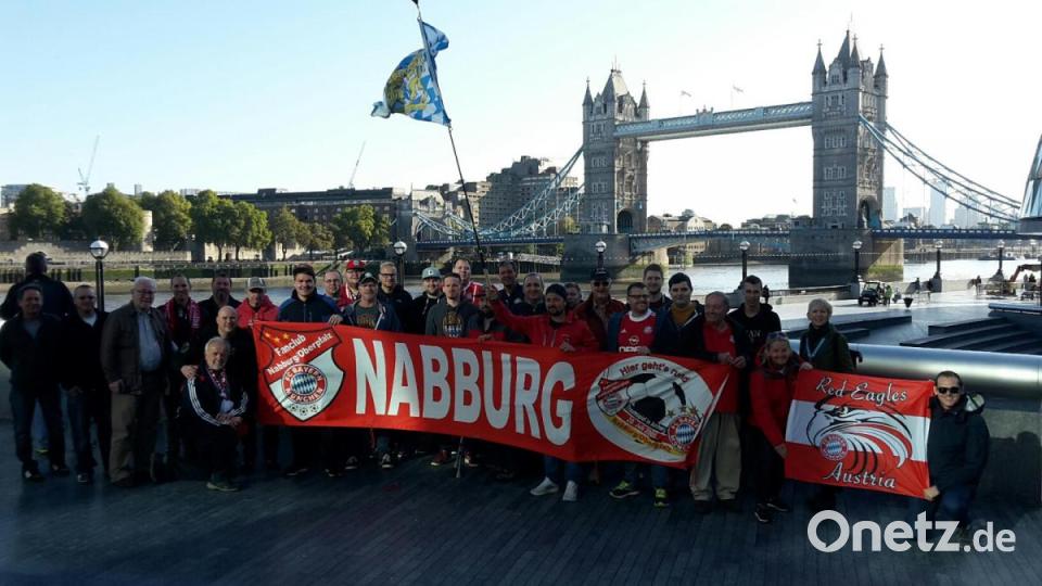 Oberpfälzer Fans feiern das Schützenfest des FC Bayern in London. Bild: mr